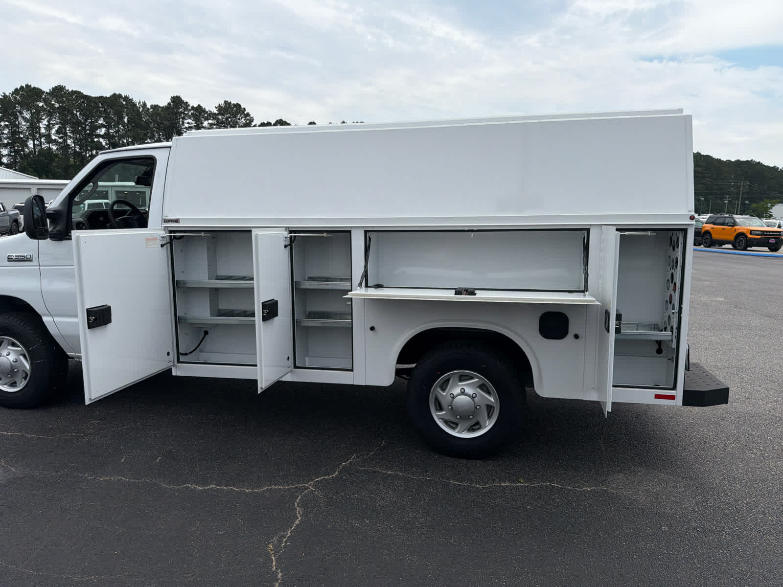 2026 Ford E-Series Cutaway E-350 SRW