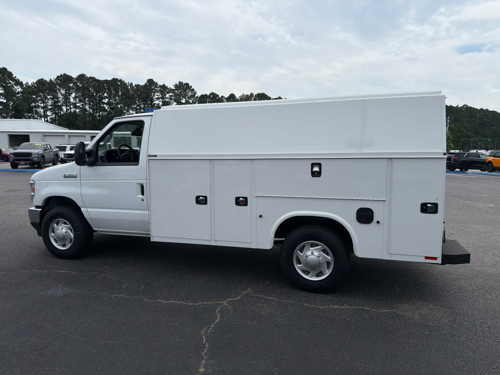 2026 Ford E-Series Cutaway E-350 SRW