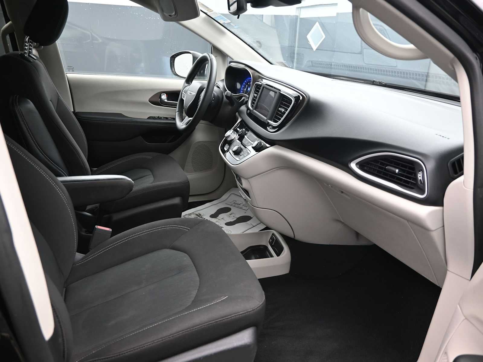 2024 Chrysler Voyager LX