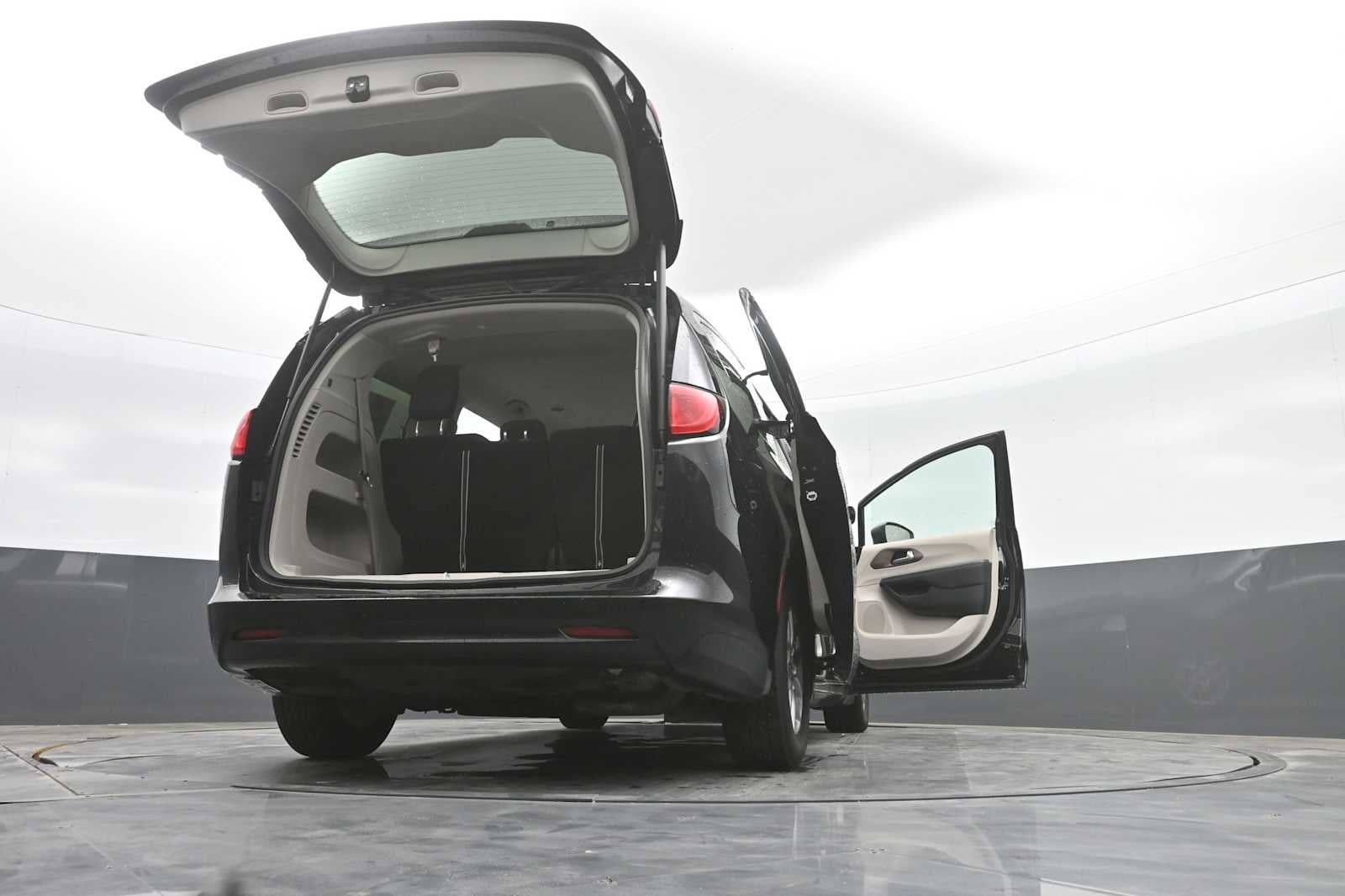 2024 Chrysler Voyager LX