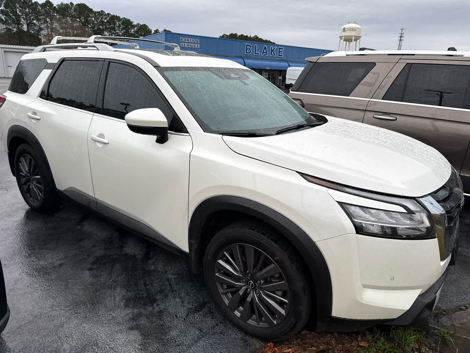 2023 Nissan Pathfinder SL