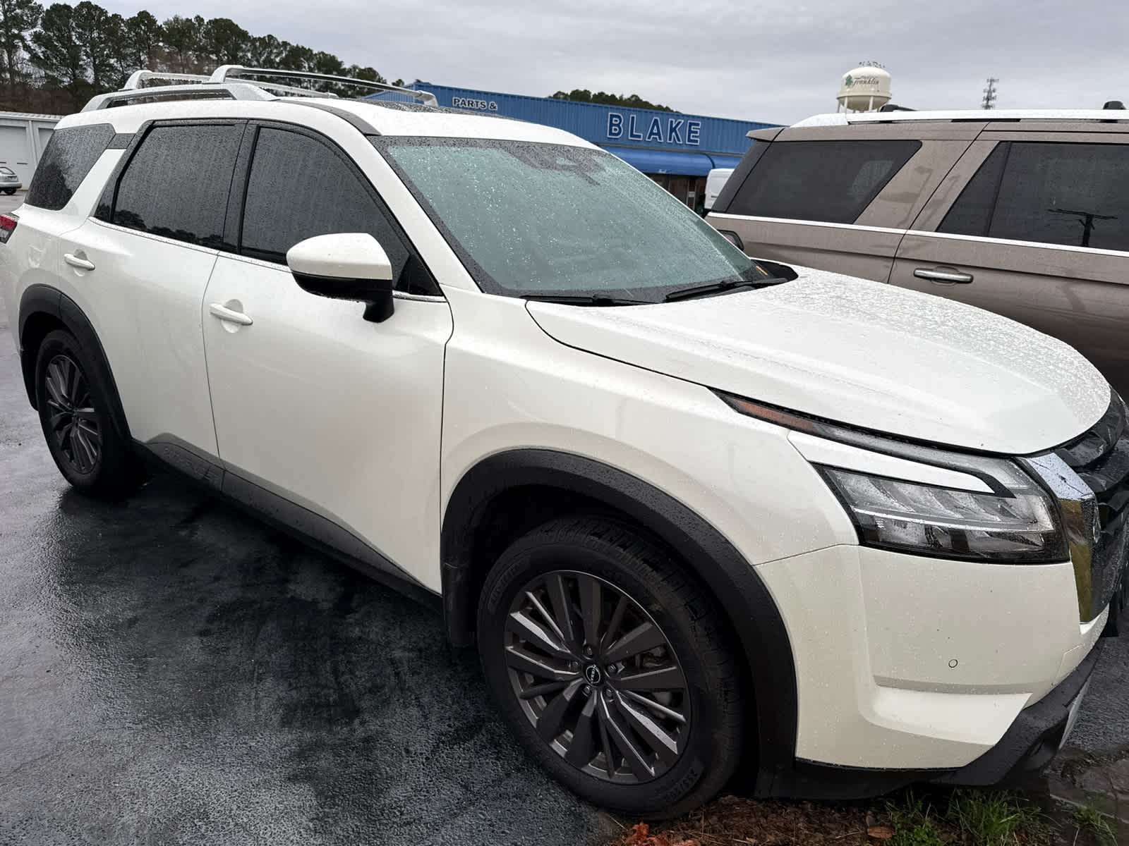 2023 Nissan Pathfinder SL