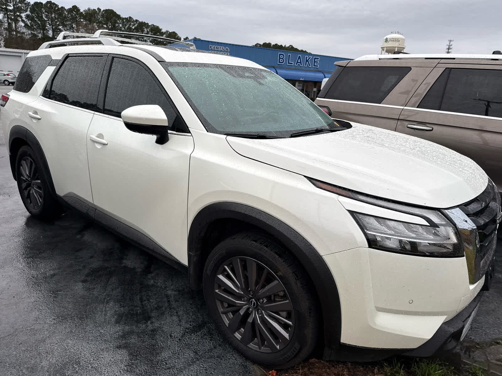 2023 Nissan Pathfinder SL