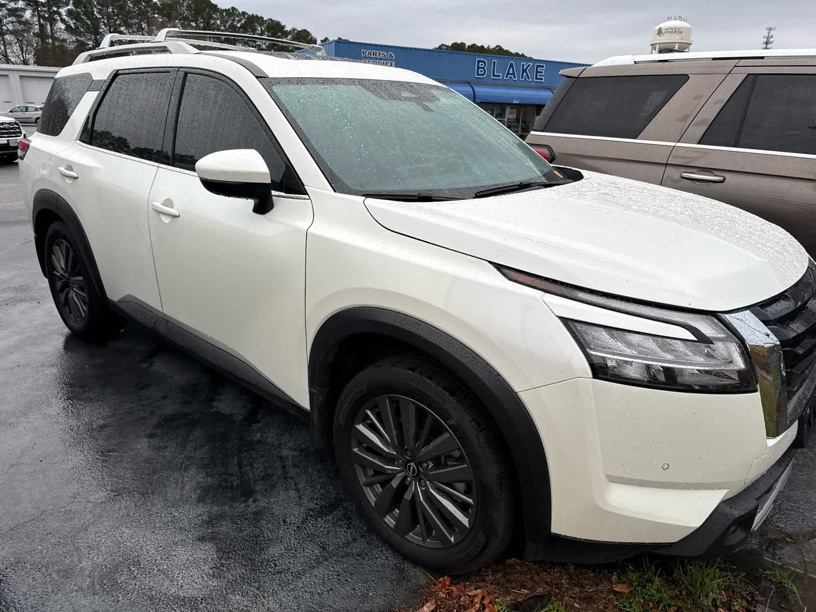 2023 Nissan Pathfinder SL