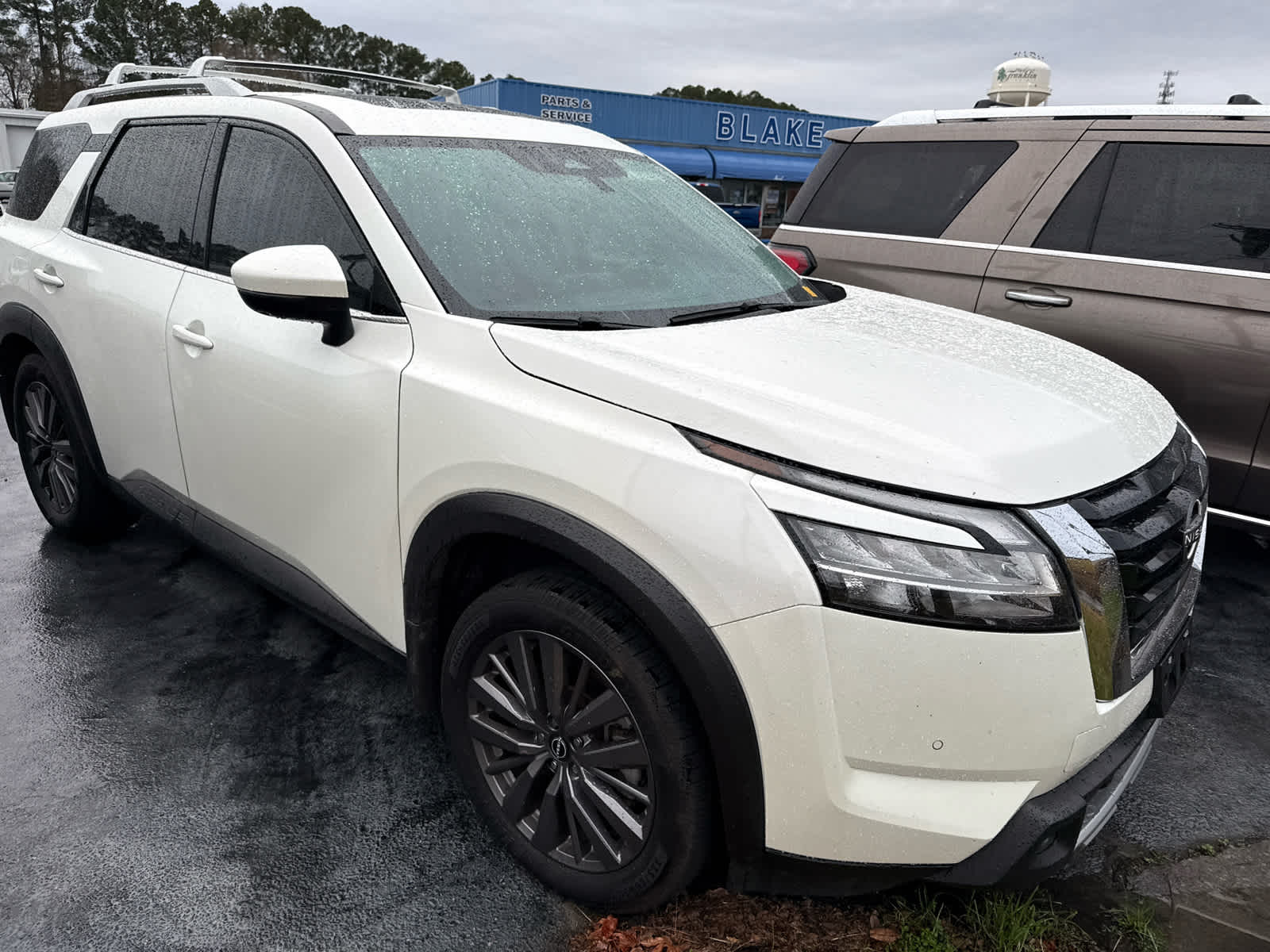 2023 Nissan Pathfinder SL