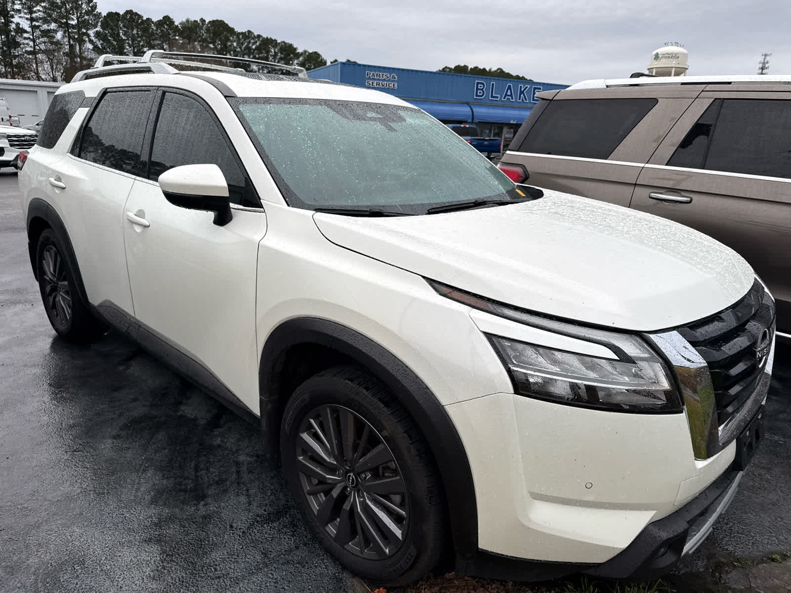 2023 Nissan Pathfinder SL