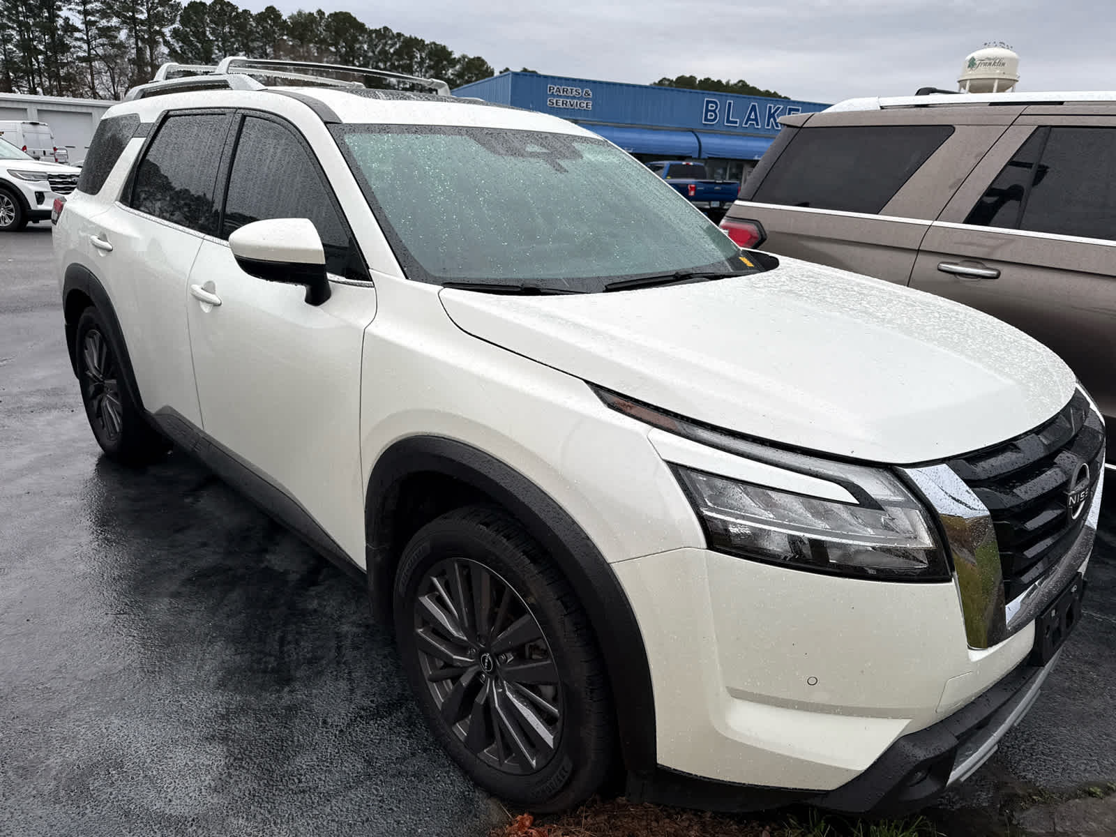 2023 Nissan Pathfinder SL