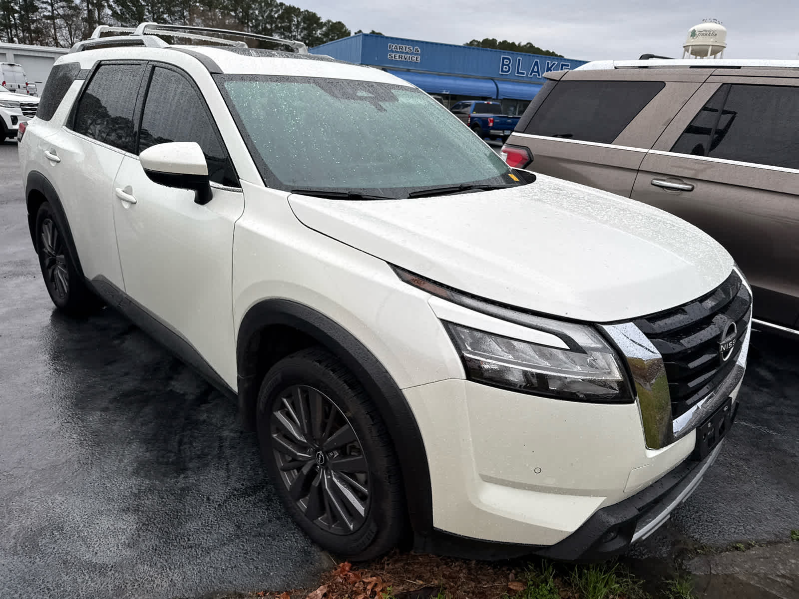 2023 Nissan Pathfinder SL