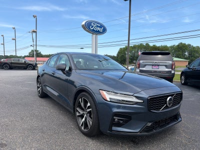 2024 Volvo S60 Plus Dark Theme