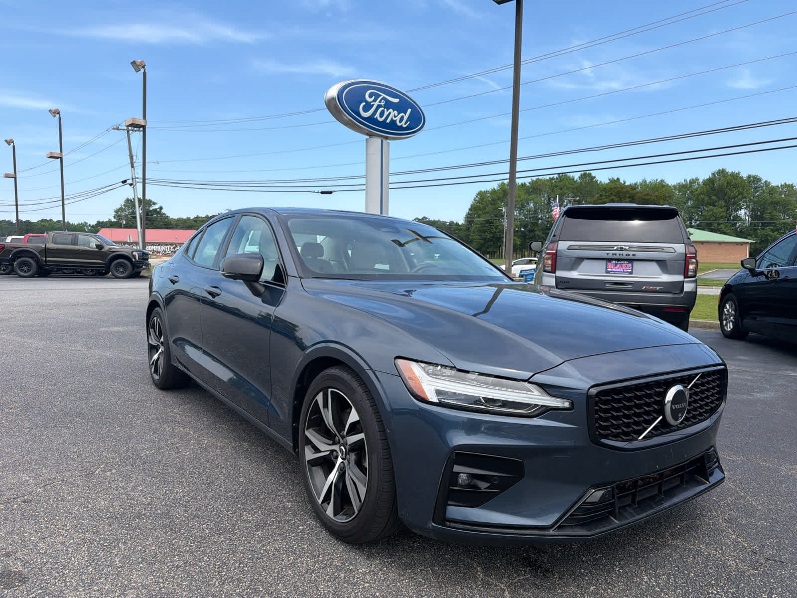 2024 Volvo S60 Plus Dark Theme