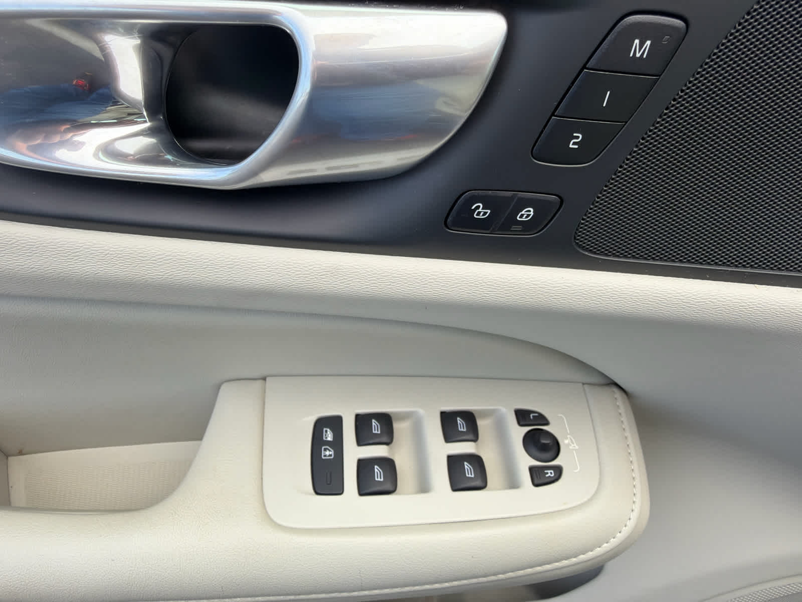2024 Volvo S60 Plus Dark Theme
