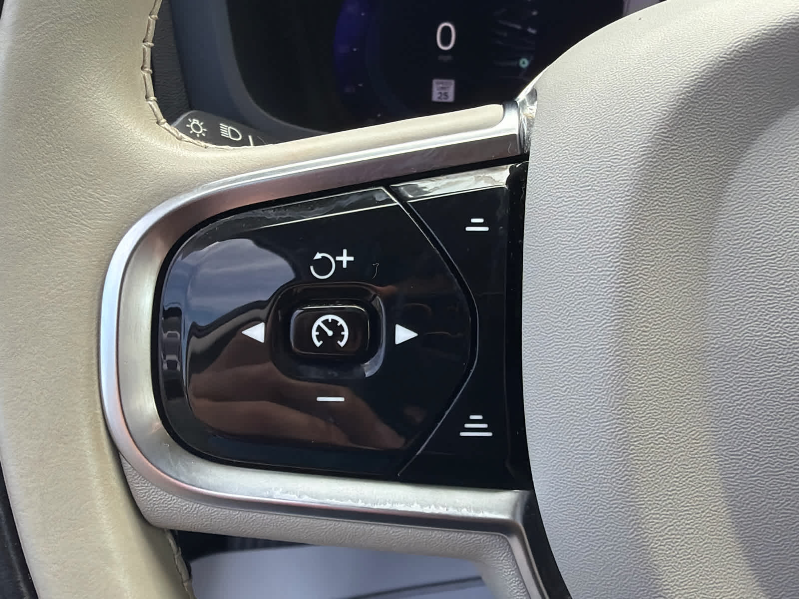 2024 Volvo S60 Plus Dark Theme