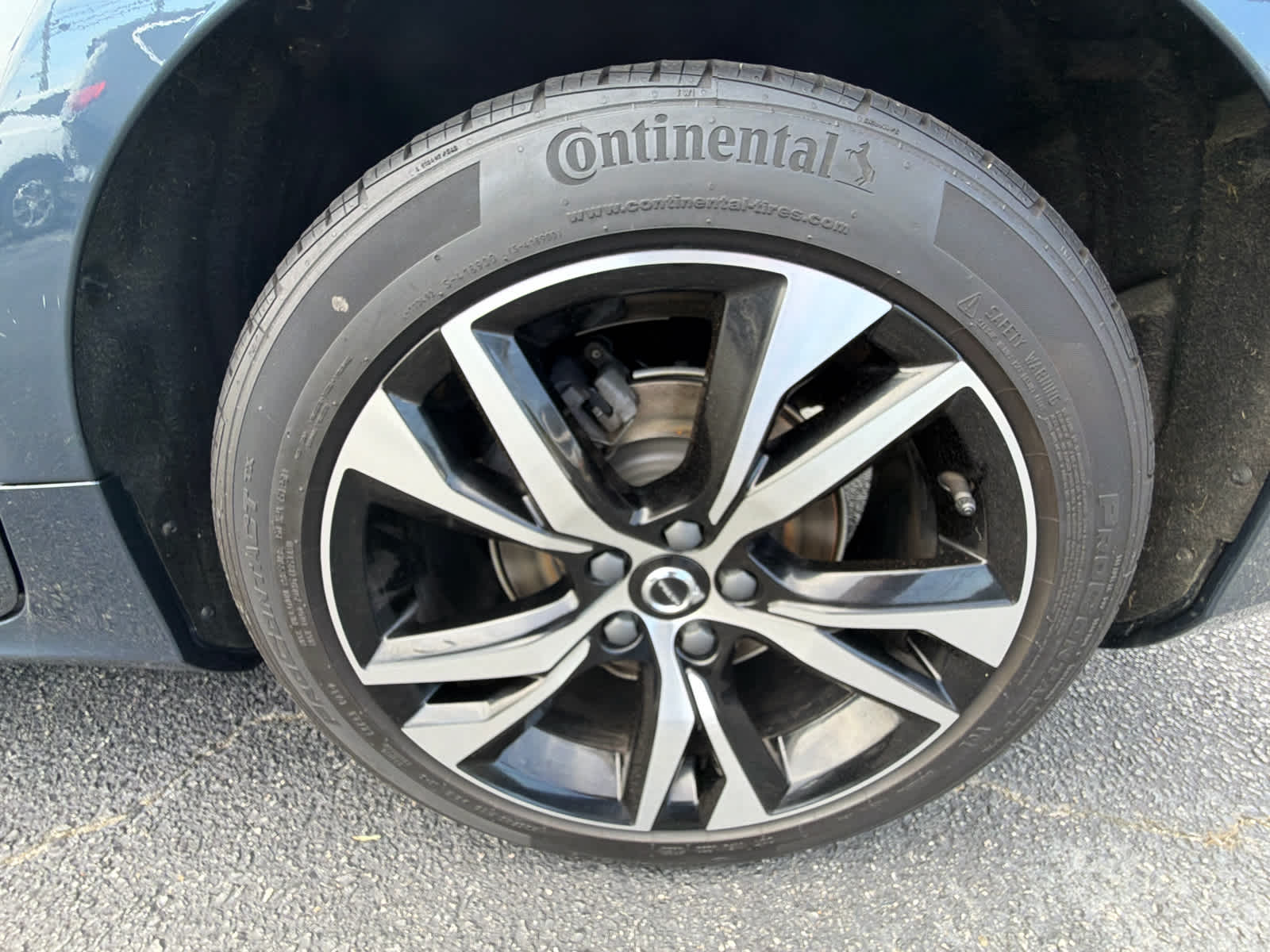 2024 Volvo S60 Plus Dark Theme