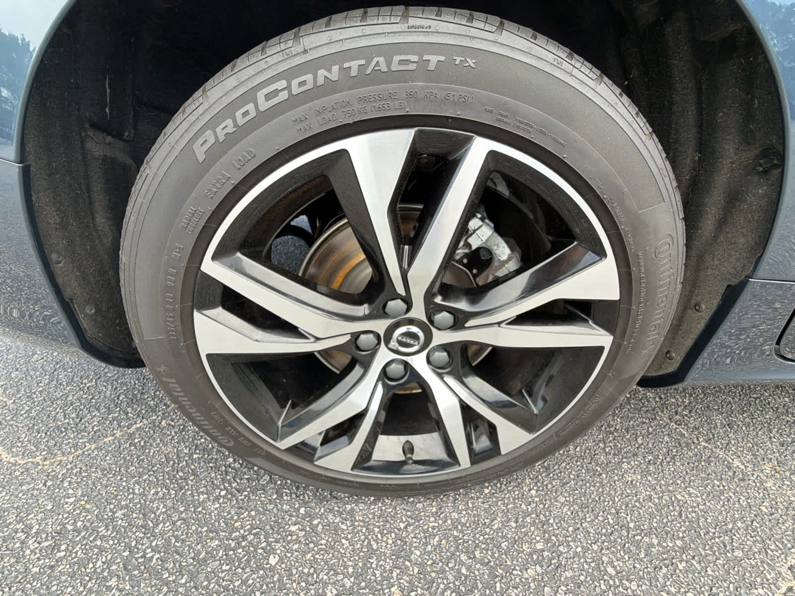 2024 Volvo S60 Plus Dark Theme