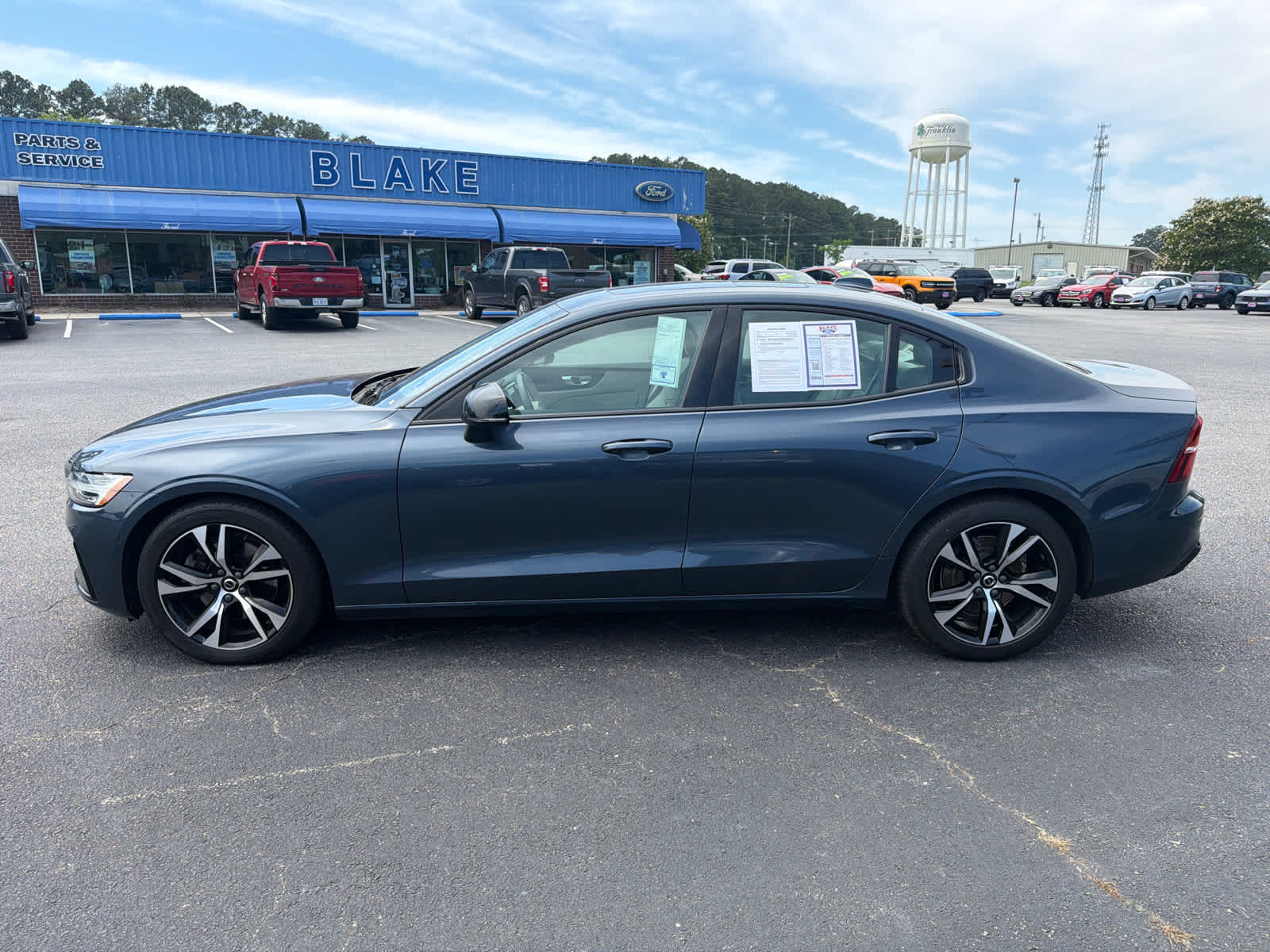 2024 Volvo S60 Plus Dark Theme