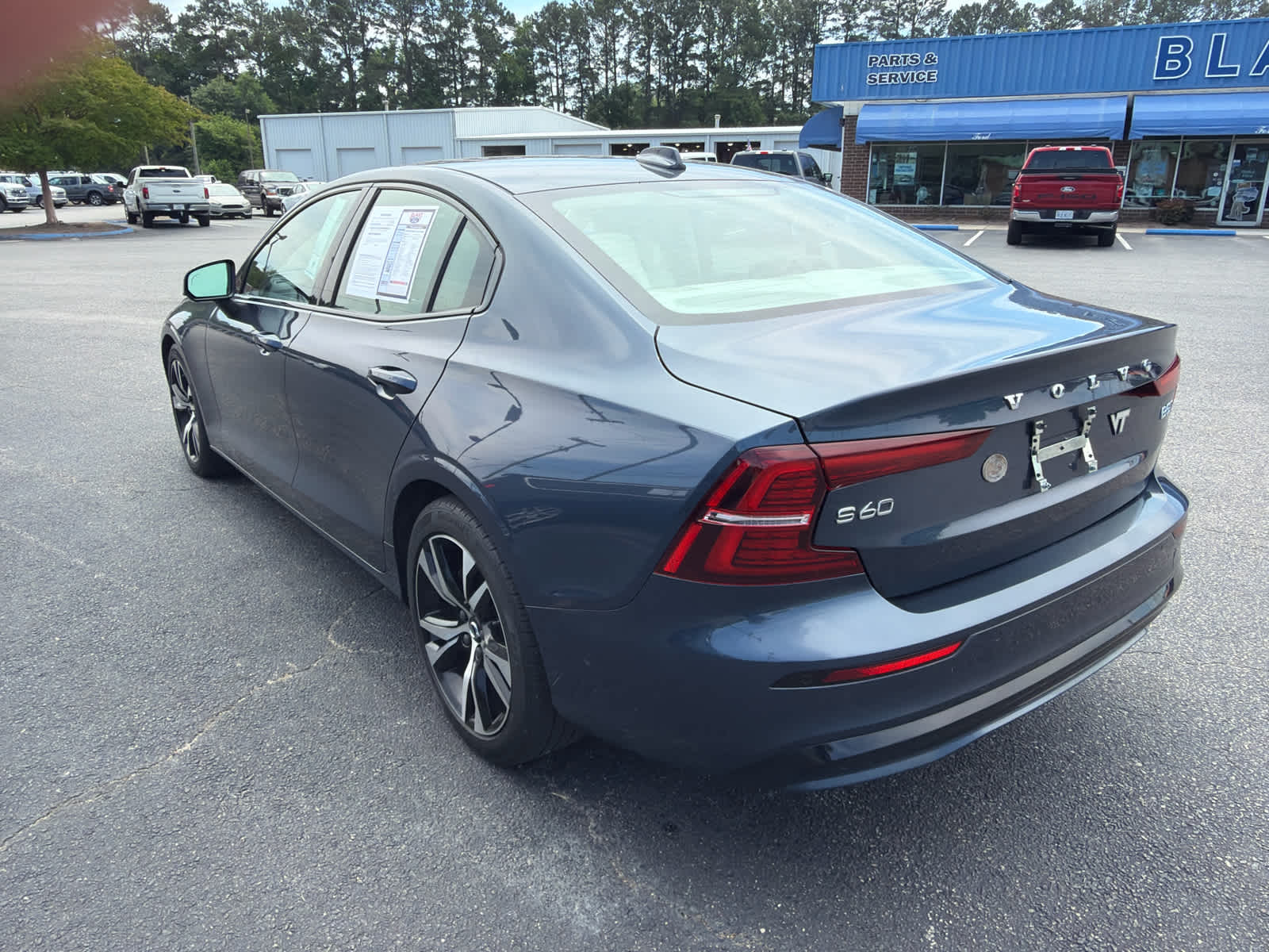 2024 Volvo S60 Plus Dark Theme
