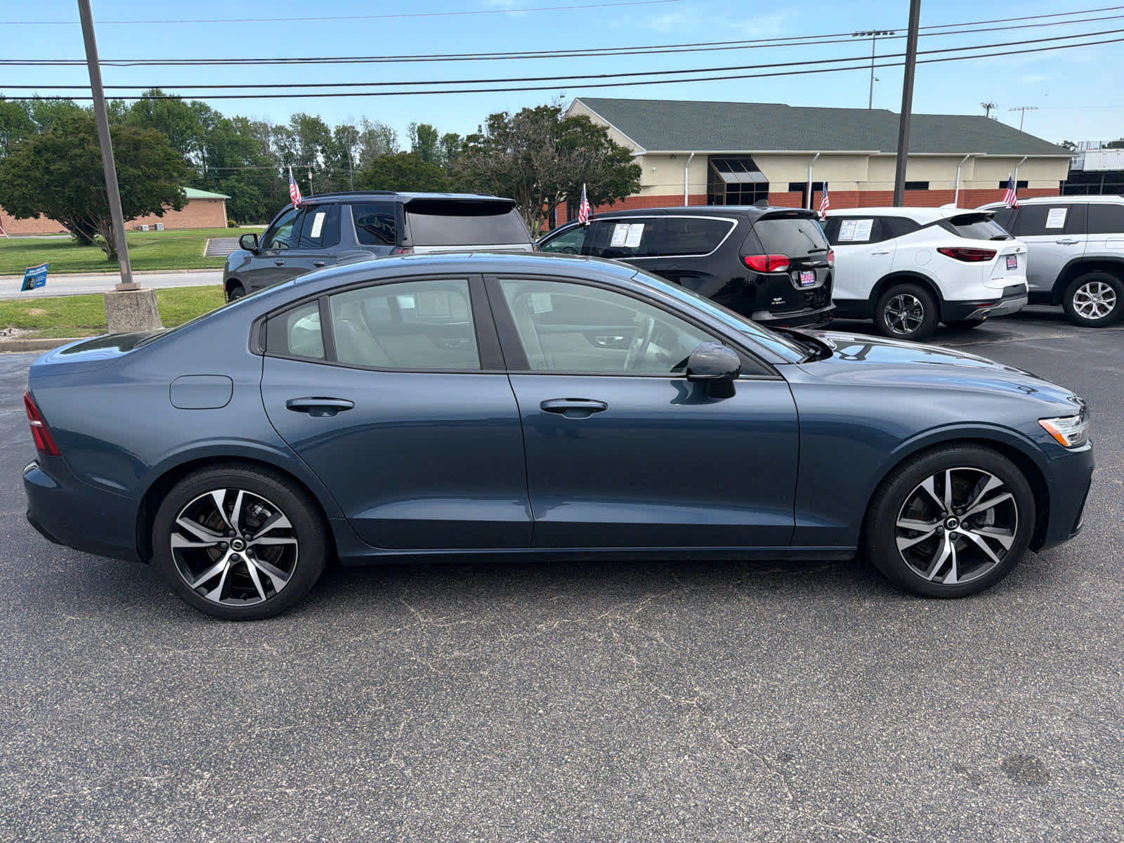 2024 Volvo S60 Plus Dark Theme