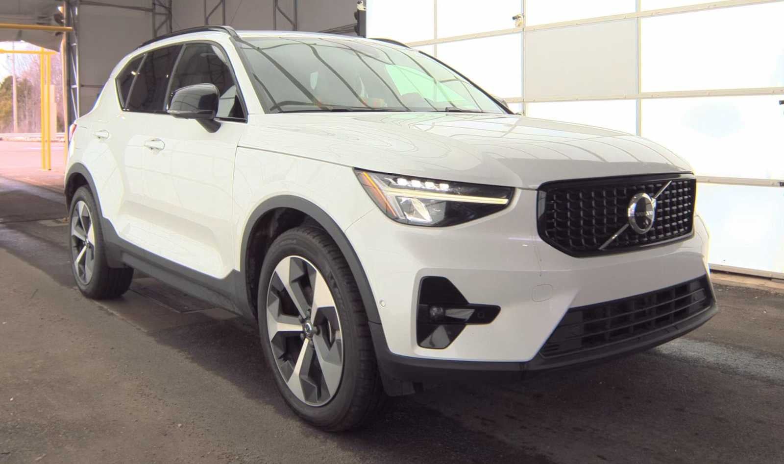 2023 Volvo XC40 Ultimate Dark Theme