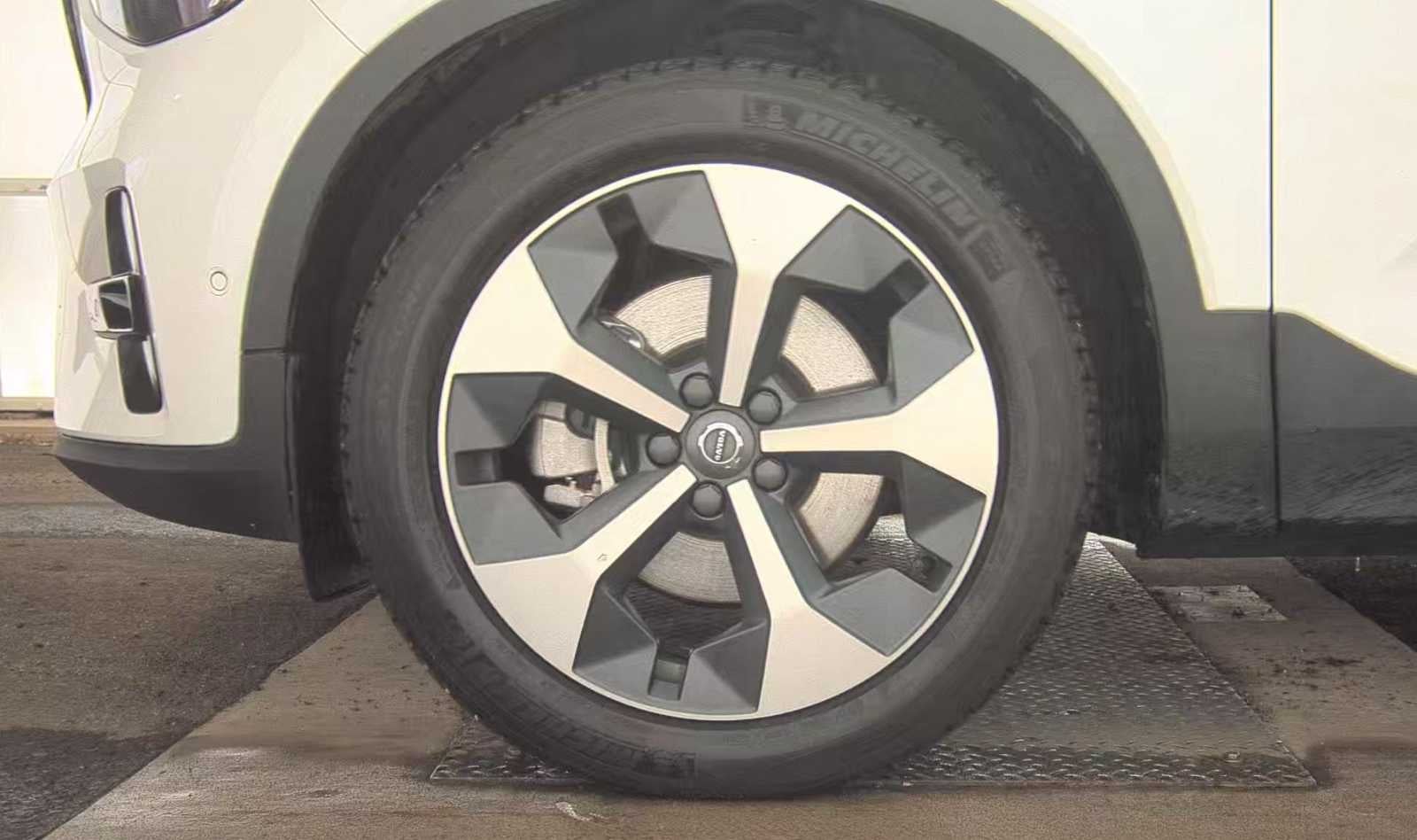 2023 Volvo XC40 Ultimate Dark Theme