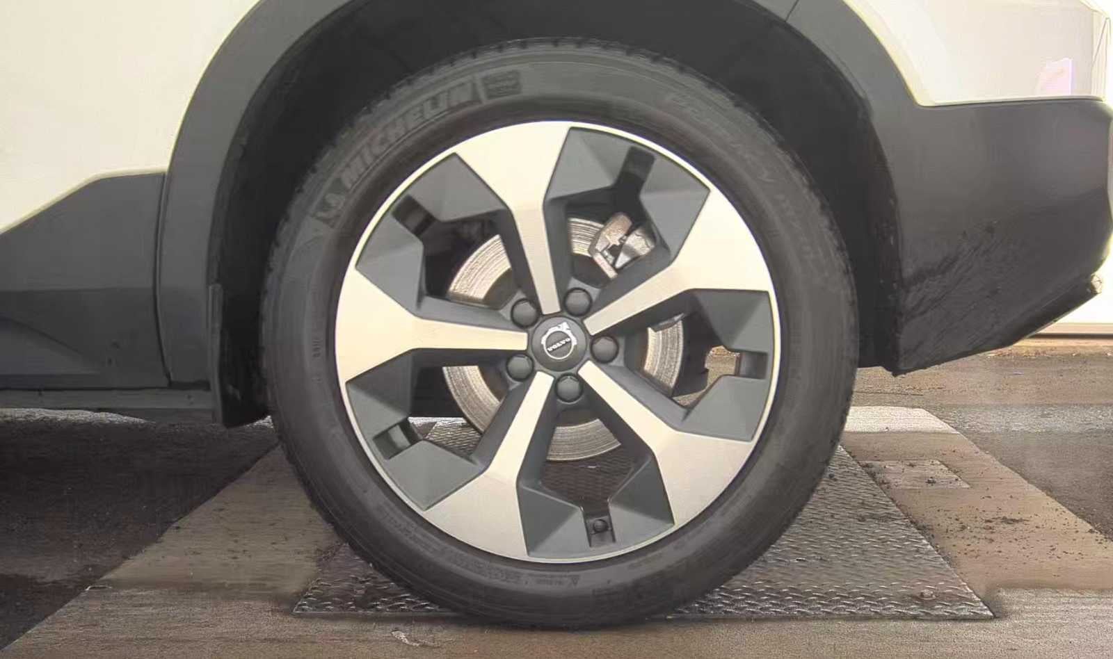 2023 Volvo XC40 Ultimate Dark Theme