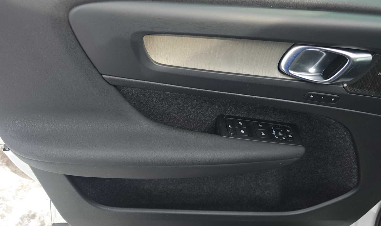 2023 Volvo XC40 Ultimate Dark Theme