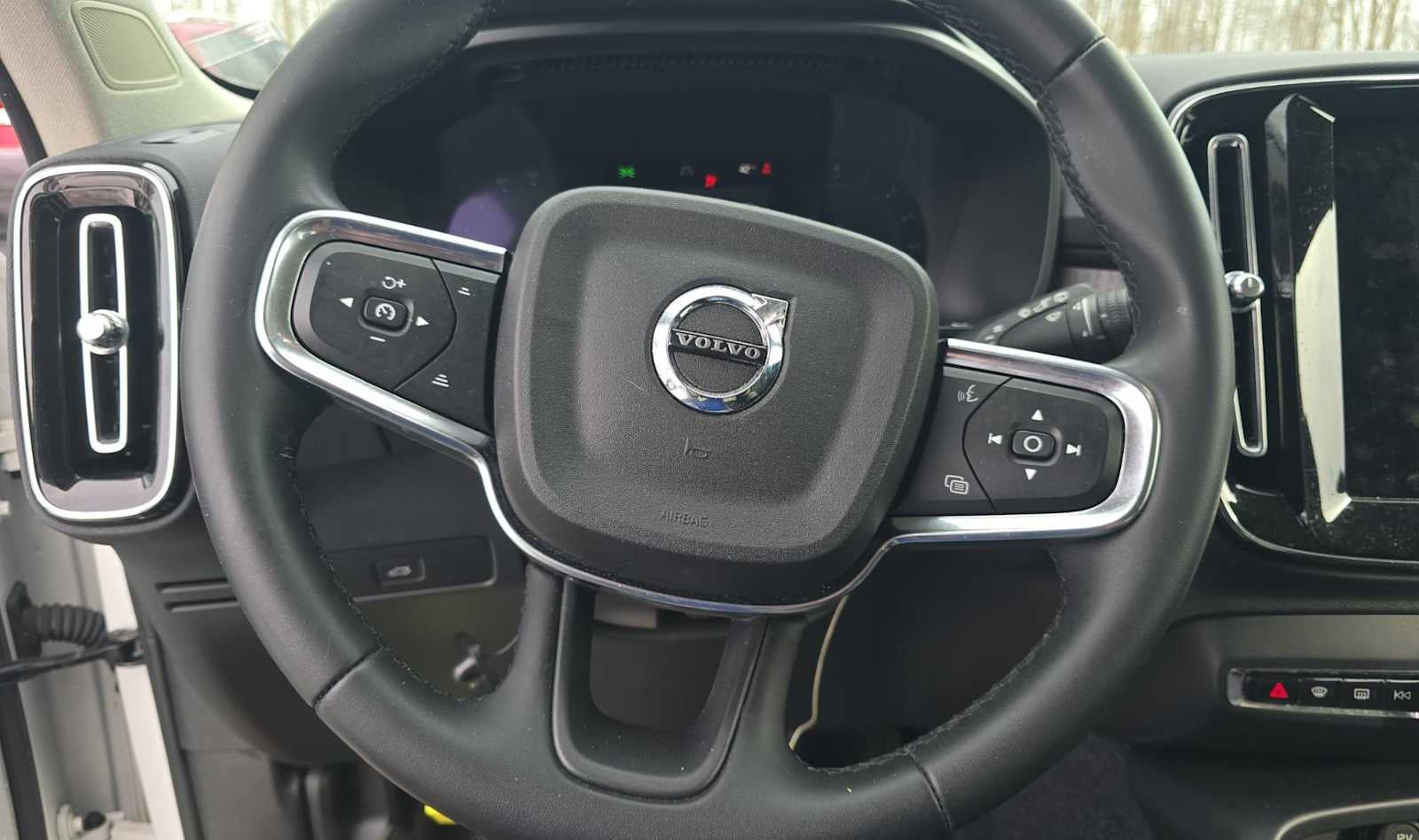 2023 Volvo XC40 Ultimate Dark Theme