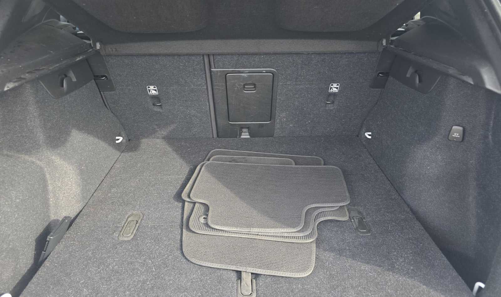 2023 Volvo XC40 Ultimate Dark Theme