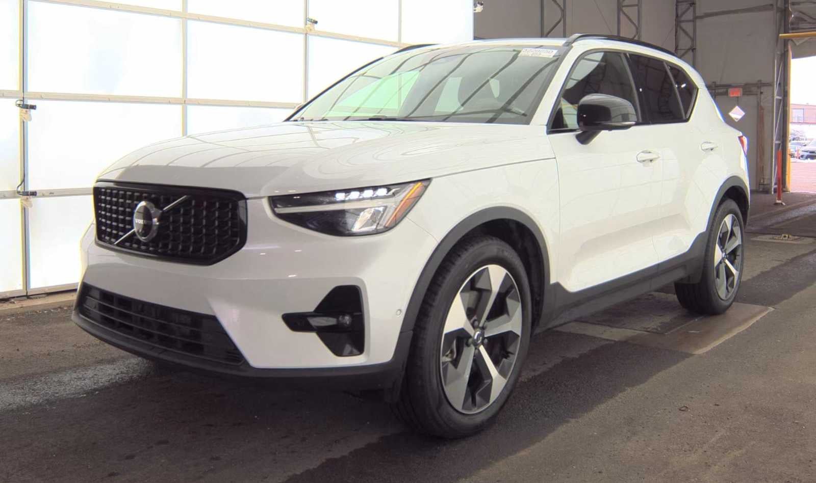 2023 Volvo XC40 Ultimate Dark Theme