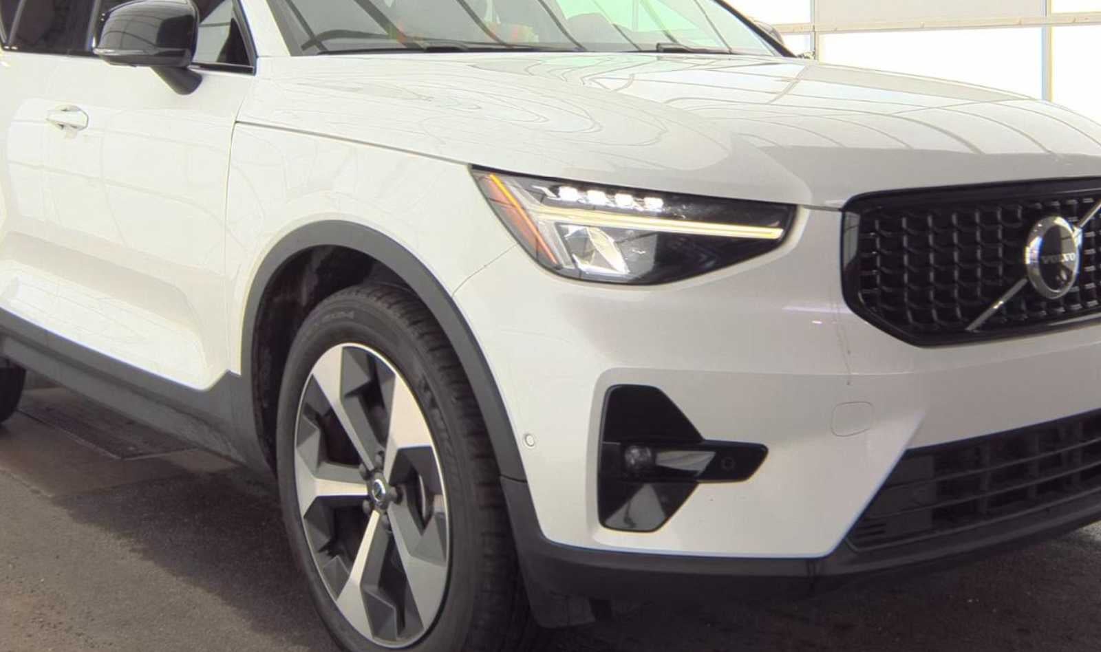 2023 Volvo XC40 Ultimate Dark Theme