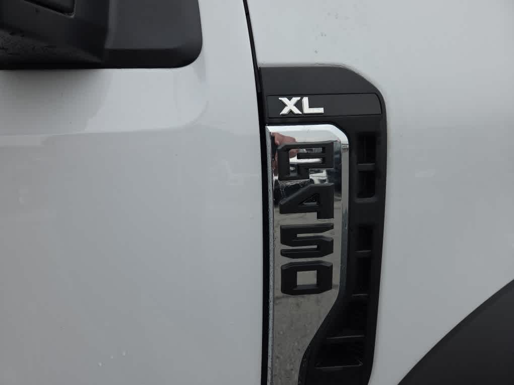 2024 Ford Super Duty F-450 DRW Chassis Cab XL